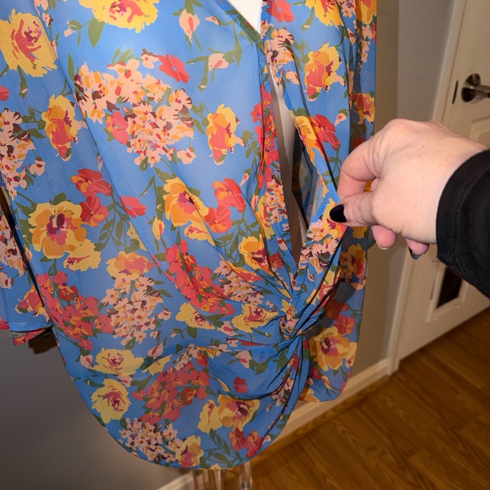 Umgee USA ladies V-neck, twist front blue floral blouse. Size 2XL. - Picture 4 of 9